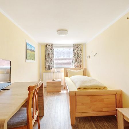 Hotel Garni "Zum Engel" Oberguenzburg Экстерьер фото